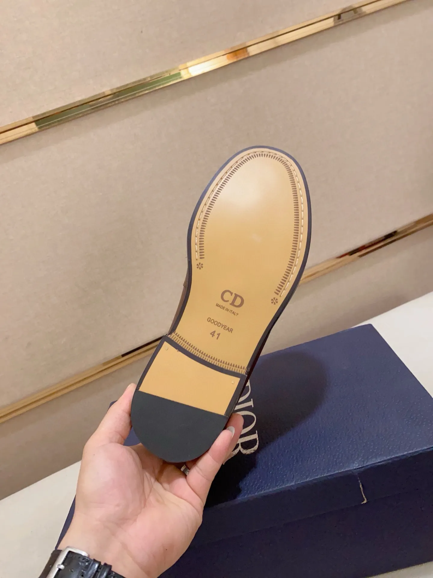 Factory price: 270 men's shoes 💰 High-end version of Dior Dior's new series. Famous actors and Internet celebrities wear super popular designs. They are designed with the sculptures of French artist Niki de Saint Phalle as rings. Material: Imported original material ➕Painted cowhide Foot pads: cowhide Outsole: Rubber outsole Men's shoe size: 38~44 Can be customized to size 45